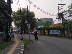 Target Tinggal Sepekan, Begini Kondisi Tiang Makan Badan Jalan di Ciputat