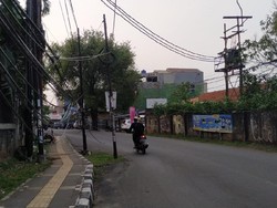 Target Tinggal Sepekan, Begini Kondisi Tiang Makan Badan Jalan di Ciputat