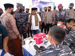TNI AL Bantu Gencarkan Vaksinasi di Ponpes Cirebon