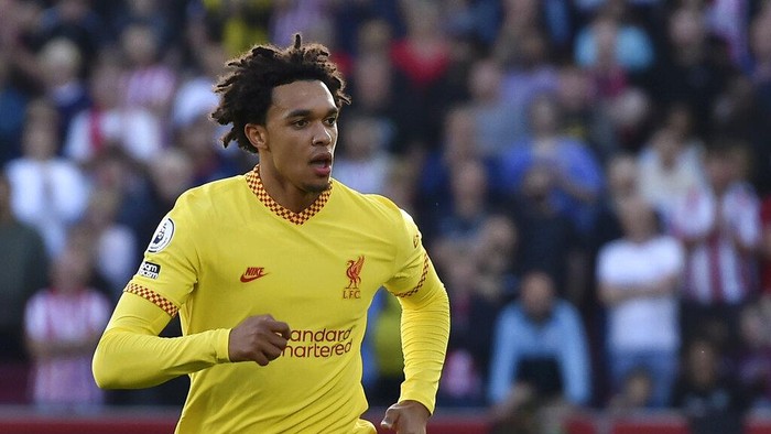 Liverpools Trent Alexander-Arnold runs for the ball during the English Premier League soccer match between Brentford and Liverpool at the Brentford Community Stadium in London, Saturday, Sept. 25, 2021. (AP Photo/Rui Vieira)