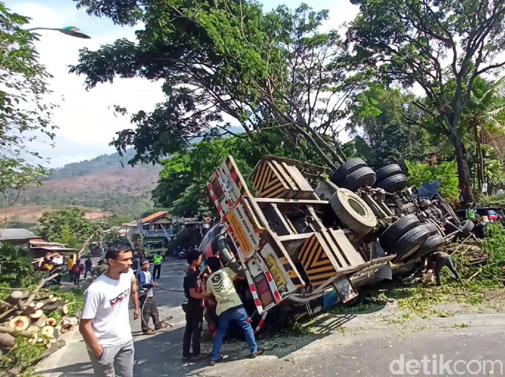 Detik-detik Evakuasi Sopir Terjepit Kabin Truk Terguling di Bandung