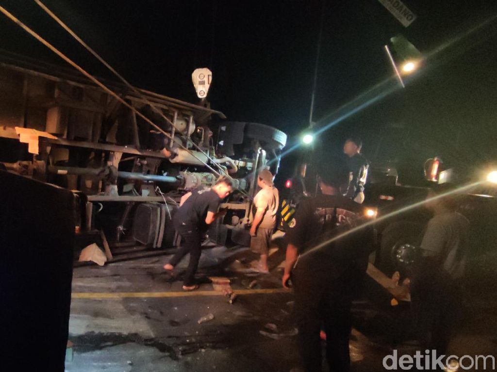 Truk Tabrak 6 Kendaraan di Jalur Maut Cianjur, 2 Orang Tewas Truk Tabrak 6 Kendaraan di Jalur Maut Cianjur, 2 Orang Tewas