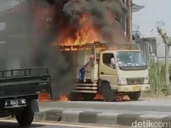 Truk Muat Styrofoam Terbakar di depan SPBU Gilang Sidoarjo