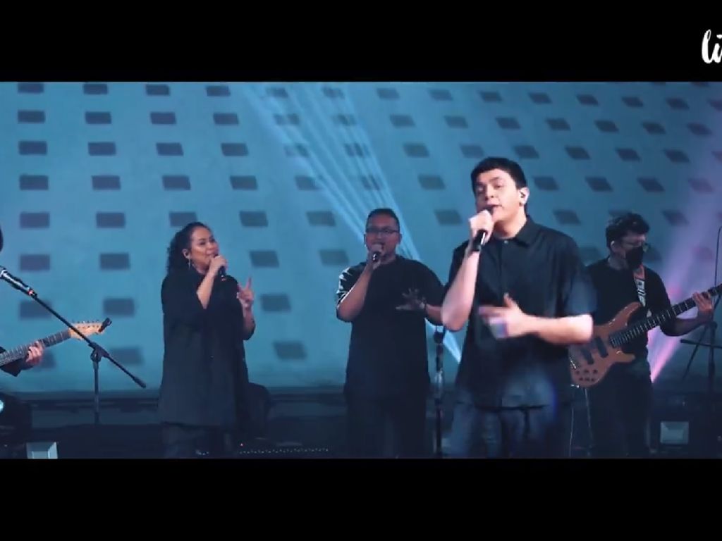 Tulus Mengulang Cerita dalam Terlalu Rindu Tulus Mengulang Cerita dalam Terlalu Rindu