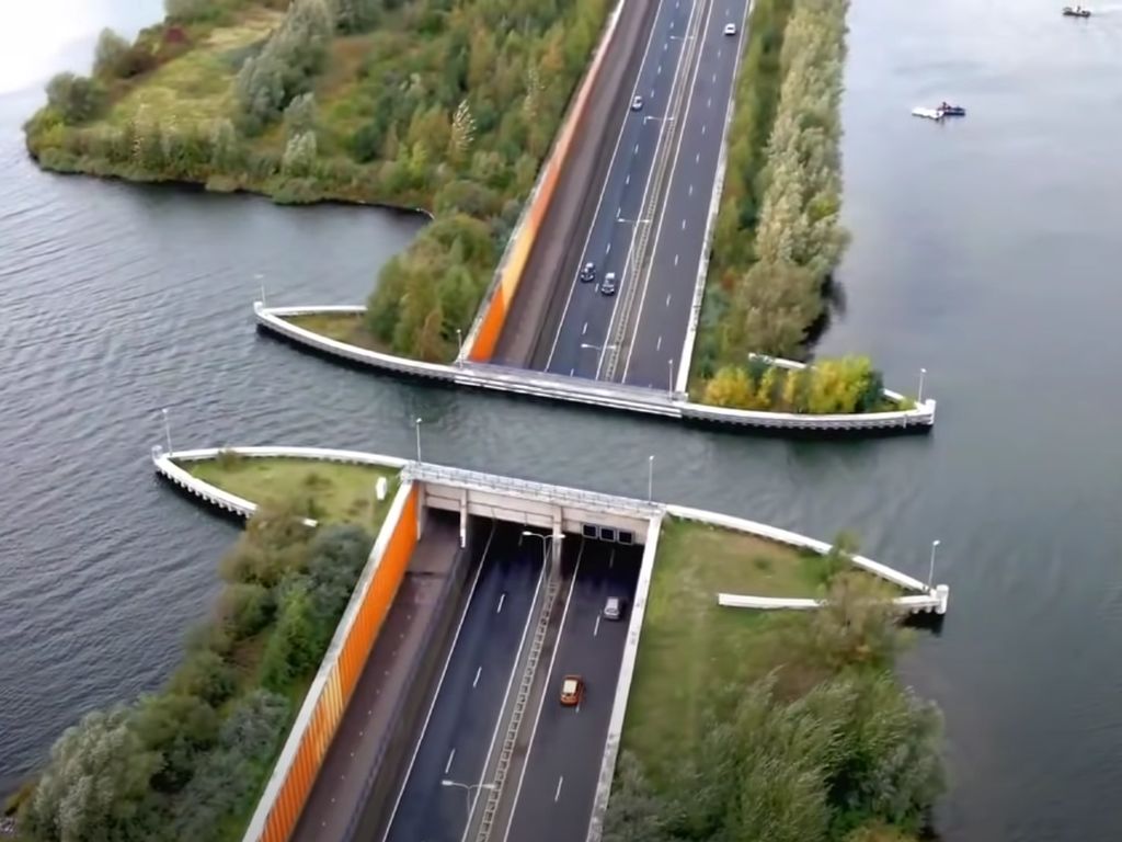 Cerita Ruas Jalan Fenomenal di Belanda: Jembatan untuk Kapal, Mobil Lewat di Bawahnya Cerita Ruas Jalan Fenomenal di Belanda: Jembatan untuk Kapal, Mobil Lewat di Bawahnya
