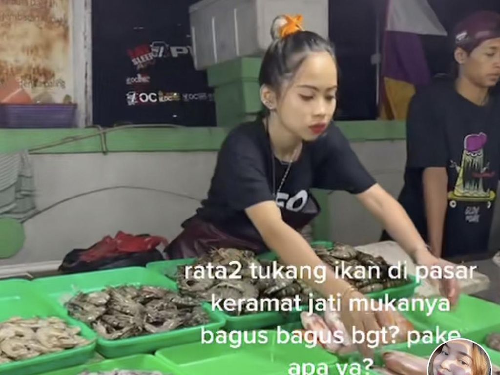 Penjual Ikan di Pasar Kramat Jati Ini Wajah Glowingnya Viral Bikin Salfok