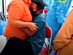 Viral Lur! Pria Ini Takut Disuntik Vaksin sampai Minta Gendong Istri