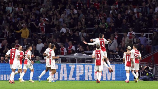 Soccer Football - Champions League - Group C - Ajax Amsterdam v Besiktas - Johan Cruijff Arena, Amsterdam, Netherlands - September 28, 2021 Ajax Amsterdam's Sebastien Haller celebrates scoring their second goal with teammates REUTERS/Eva Plevier