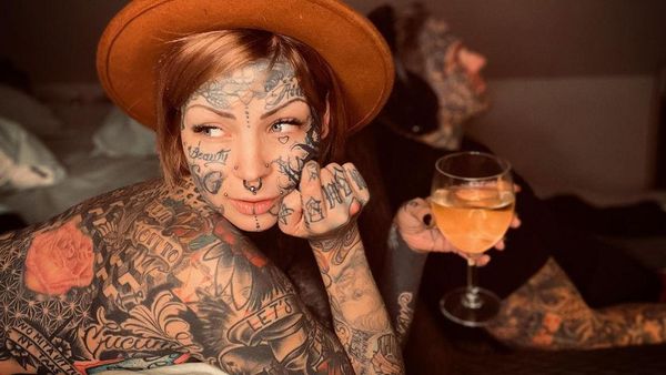 10 Potret Wanita Berpenampilan Ekstrem, Penuh Tato di Wajah Hingga Payudara