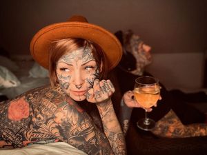 10 Potret Wanita Berpenampilan Ekstrem, Penuh Tato di Wajah Hingga Payudara