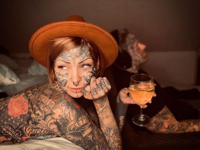 10 Potret Wanita Berpenampilan Ekstrem, Penuh Tato di Wajah Hingga Payudara