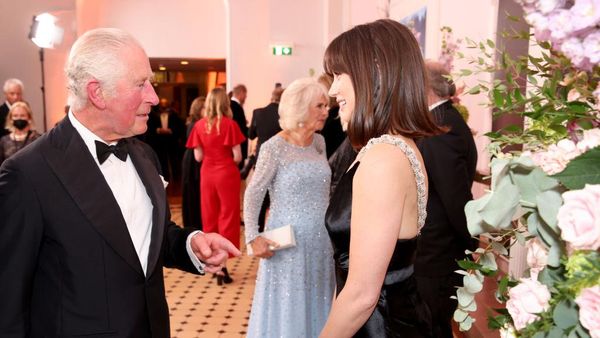 Ana de Armas Sexy In Black di Hadapan Pangeran Charles