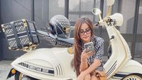 Pose Keren Anggie Jesey yang Viral Beli Tempe Naik Vespa Dior Rp 1.35 M