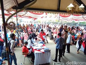 Antrean Vaksinasi di Purworejo Membeludak, Picu Kerumunan-Bikin Macet Antrean Vaksinasi di Purworejo Membeludak, Picu Kerumunan-Bikin Macet