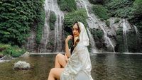 Pose Anya Geraldine Bak Bidadari di Air Terjun