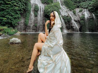Pose Anya Geraldine Bak Bidadari di Air Terjun