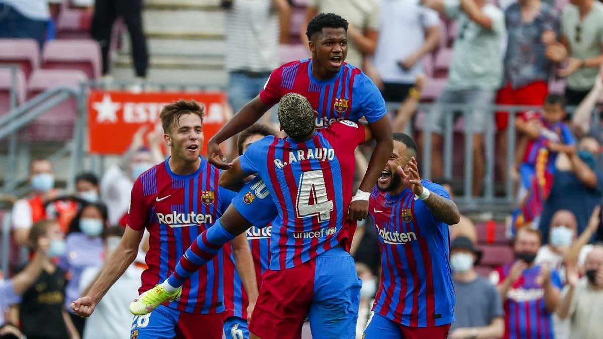Ansu Fati (atas) saat merayakan gol bersama rekan setimnya di Barcelona. (Foto: AP/Joan Monfort)