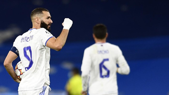 Real Madrids Karim Benzema, left, celebrates after scoring his sides opening goal from penalty spot during the Champions League group D soccer match between Real Madrid and Sheriff, Tiraspol at the Bernabeu stadium in Madrid, Spain, Tuesday, Sept. 28, 2021. (AP Photo/Jose Breton)