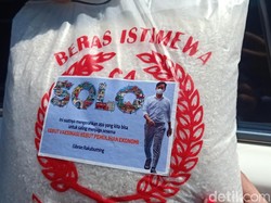 Selain Beras Berstiker Foto Dirinya, Gibran Juga Hobi Bagikan Buku dan Susu