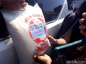 Pengamat Soroti Motif Politis dari Aksi Gibran Sering Bagi-bagi Beras Pengamat Soroti Motif Politis dari Aksi Gibran Sering Bagi-bagi Beras
