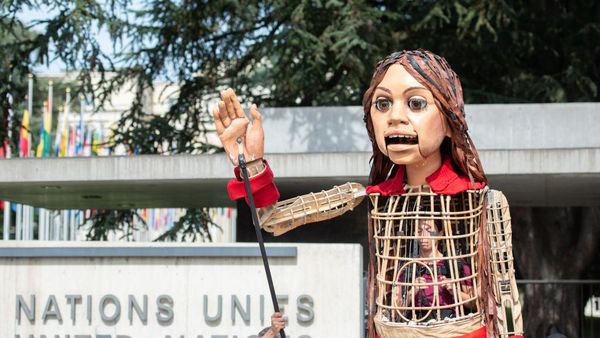 Si Boneka Raksasa Amal Tiba di Swiss