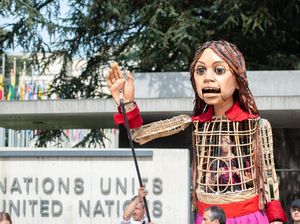 Si Boneka Raksasa Amal Tiba di Swiss