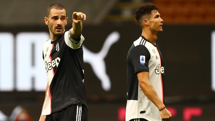 MILAN, ITALY - JULY 07:  Leonardo Bonucci of Juventus FC gestures during the Serie A match between AC Milan and Juventus at Stadio Giuseppe Meazza on July 7, 2020 in Milan, Italy.  (Photo by Marco Luzzani/Getty Images)