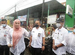 Kerap Banjir, Bupati Irna Hujan-hujanan Cek Drainase Pasar Pandeglang