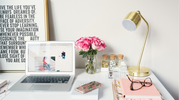 Kiat menjadi freelancer di bidang desain grafis buat menambah penghasilan.