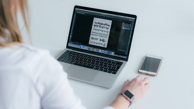 Kiat sukses sebagai pekerja lepas di bidang desain grafis.