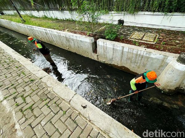 Cegah Banjir, Pasukan Oranye Bersihkan Sampah di Selokan