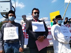 Puluhan Mahasiswa Jember Demo Tolak Tambak dan Tambang Pasir Besi