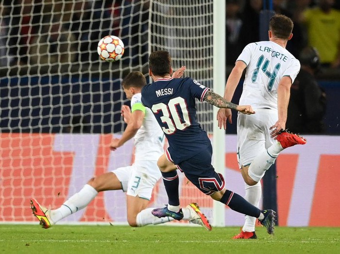 Lionel Messi menyumbang satu gol saat Paris Saint-Germain menang atas Manchester City. Messi akhirnya membuka rekening gol untuk klub barunya itu.