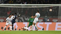Selain Messi, Idrissa Gueye juga turut menyumbangkan satu gol untuk PSG. Gol itu dicetak di menit ke-8. Shaun Botterill/Getty Images.