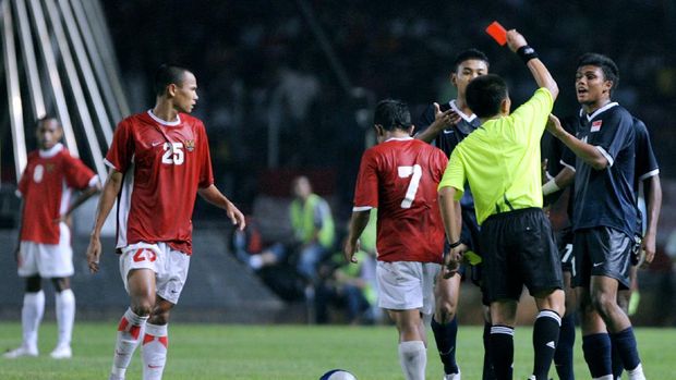 FBL-INA-SIN Referee Jimmy Napitupulu sends off Singapore's Haris Harun during a friendly match between Singapore and Indonesia at the Bung Karno Stadium in Jakarta, 03 June 2007. Singapore won 1-0. AFP PHOTO/BAY ISMOYO (Photo by BAY ISMOYO / AFP)