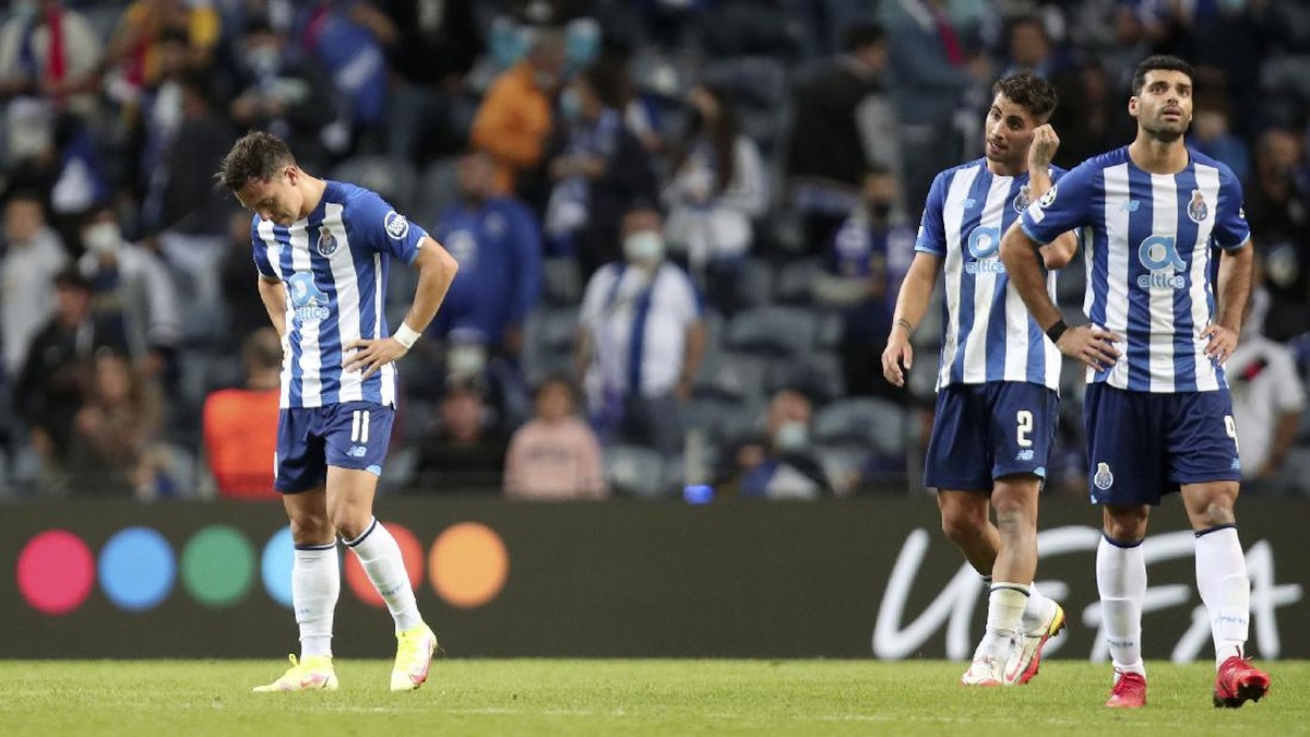 Pemain Porto tertunduk usai dihajar 5-1 oleh Liverpool di matchday kedua Liga Champions. (Foto: Luis Vieira/AP)
