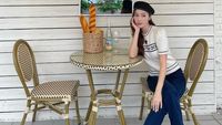 10 Pose Cantik Jessica Jung Saat Makan di Resto hingga Ngopi di Tengah Pulau