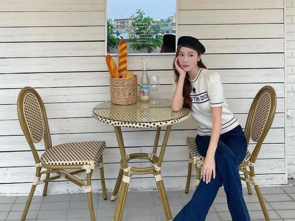 10 Pose Cantik Jessica Jung Saat Makan di Resto hingga Ngopi di Tengah Pulau