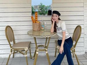 10 Pose Cantik Jessica Jung Saat Makan di Resto hingga Ngopi di Tengah Pulau 10 Pose Cantik Jessica Jung Saat Makan di Resto hingga Ngopi di Tengah Pulau