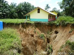 Gedung SD Negeri di Asahan Terancam Terperosok Jurang Akibat Longsor