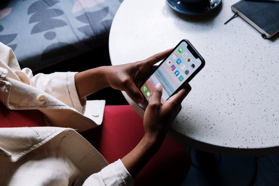 Hapus aplikasi yang tidak penting di smartphone.