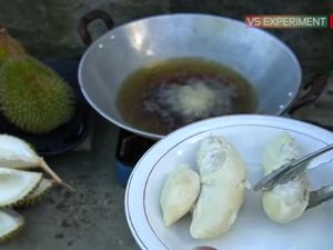 Hobi Goreng Buah, Youtuber Ini Sebut Durian Gosong Rasanya Enak