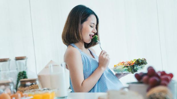 Ilustrasi ibu hamil makan sayuran