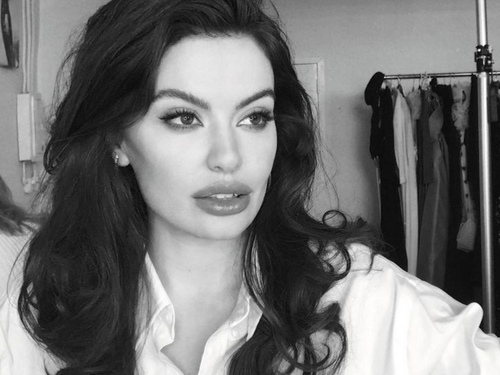 10 Pesona Miss Universe Albania 2021, Ilmuwan Cantik Mirip Angelina Jolie
