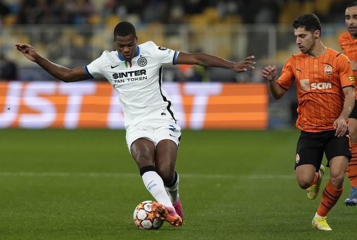 inter milan denzel dumfries liga champions shakhtar donetsk Inter Milan's Denzel Dumfries, left, challenges for the ball with Shakhtar's Manor Solomon during the Champions League group D soccer match between Shakhtar Donetsk and Inter Milan at the Olimpiyskiy Stadium in Kyiv, Ukraine, Tuesday, Sept. 28, 2021. (AP Photo/Efrem Lukatsky)