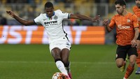 Chelsea kini mengincar bek kanan Inter Denzel Dumfries. Apa Barcelona mau telikung lagi? (AP)