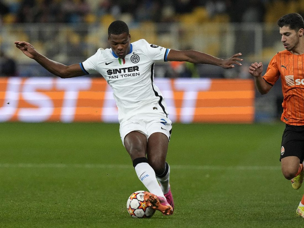 Inter Milan tampil menghadapi Shakhtar Donetsk dengan jersey tandang tanpa motif ular. (Foto: Efrem Lukatsky/AP)