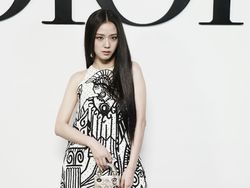 8 Pesona Jisoo BLACKPINK Pakai Mini Dress Dior di Paris Fashion Week