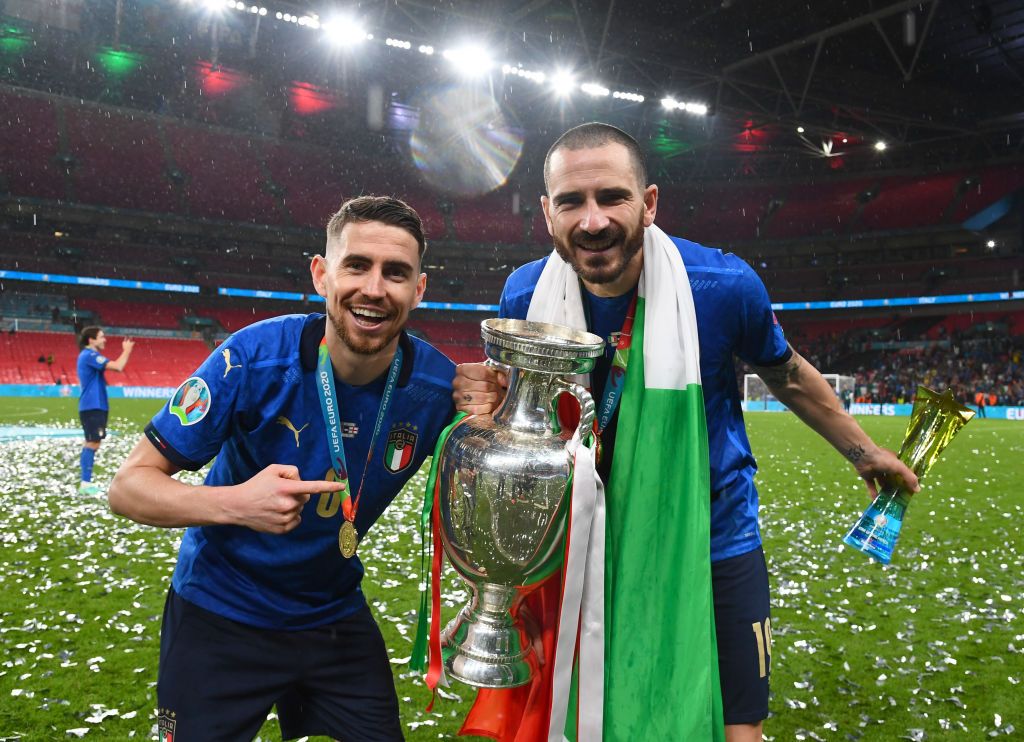 LONDON, ENGLAND - JULY 11: Jorginho and Leonardo Bonucci of Italy celebrate with The Henri Delaunay Trophy following their team's victory in the UEFA Euro 2020 Championship Final between Italy and England at Wembley Stadium on July 11, 2021 in London, England. (Photo by Claudio Villa/Getty Images)