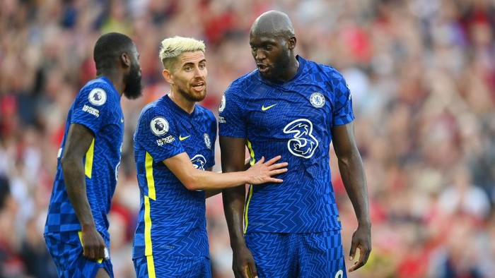 LIVERPOOL, ENGLAND - AUGUST 28:Jorginho and Romelu Lukaku of Chelsea look on during the Premier League match between Liverpool  and  Chelsea at Anfield on August 28, 2021 in Liverpool, England. (Photo by Michael Regan/Getty Images)